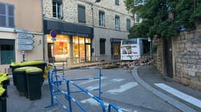 Un mur s'est écroulé sur un bus TCL,  1er avril 2024, dans la commune de Collonges-au-Mont-d'Or (Rhône)