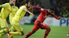 Alexandre Lacazette à la lutte avec Oswaldo Vizcarrondo