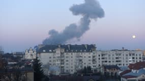 De la fumée s'élève au-dessus de la ville de Lviv, dans l'ouest de l'Ukraine, après le bombardement par les Russes d'une usine, le 18 mars 2022. (PHOTO D'ILLUSTRATION)