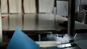 La moitié des exécutifs des départements seront renouvelés à l'occasion des élections cantonales dont le premier tour a lieu dimanche. Selon un récent sondage Harris Interactive, la gauche obtiendrait 32% des intentions de vote, contre 28% à la droite, qu