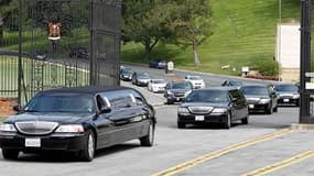 Cortège de limousines transportant les proches d'Elizabeth Taylor, inhumée jeudi dans la plus stricte intimité près de Los Angeles. Morte mercredi à 79 ans, cette légende d'Hollywood repose désormais dans le cimetière de Glendale. Un hommage public lui se