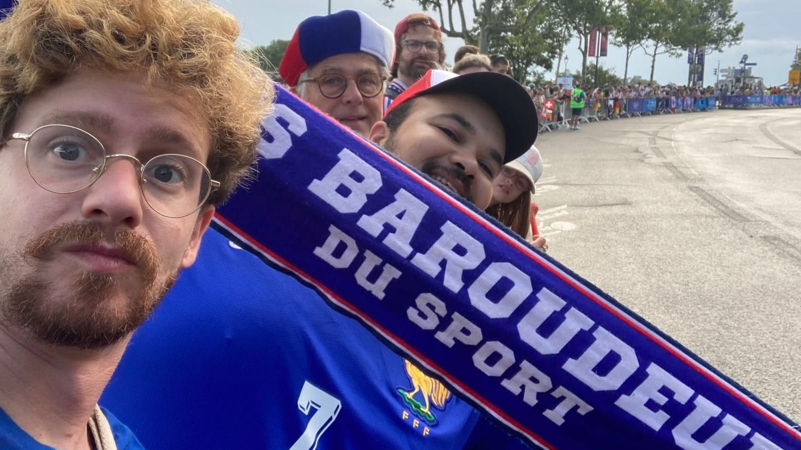 Othmane, supporteur porte-bonheur de la délégation française, présent sur le triathlon féminin et qui a assisté aux six médailles d'or des Bleus depuis le début des JO de Paris 2024, 31 juillet 2024 Othmane, supporteur porte-bonheur de la délégation française, présent sur le triathlon féminin et qui a assisté aux six médailles d'or des Bleus depuis le début des JO de Paris 2024, 31 juillet 2024
