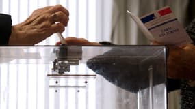 Une femme vote à Créteil, dans le Val-de-Marne, ce dimanche.