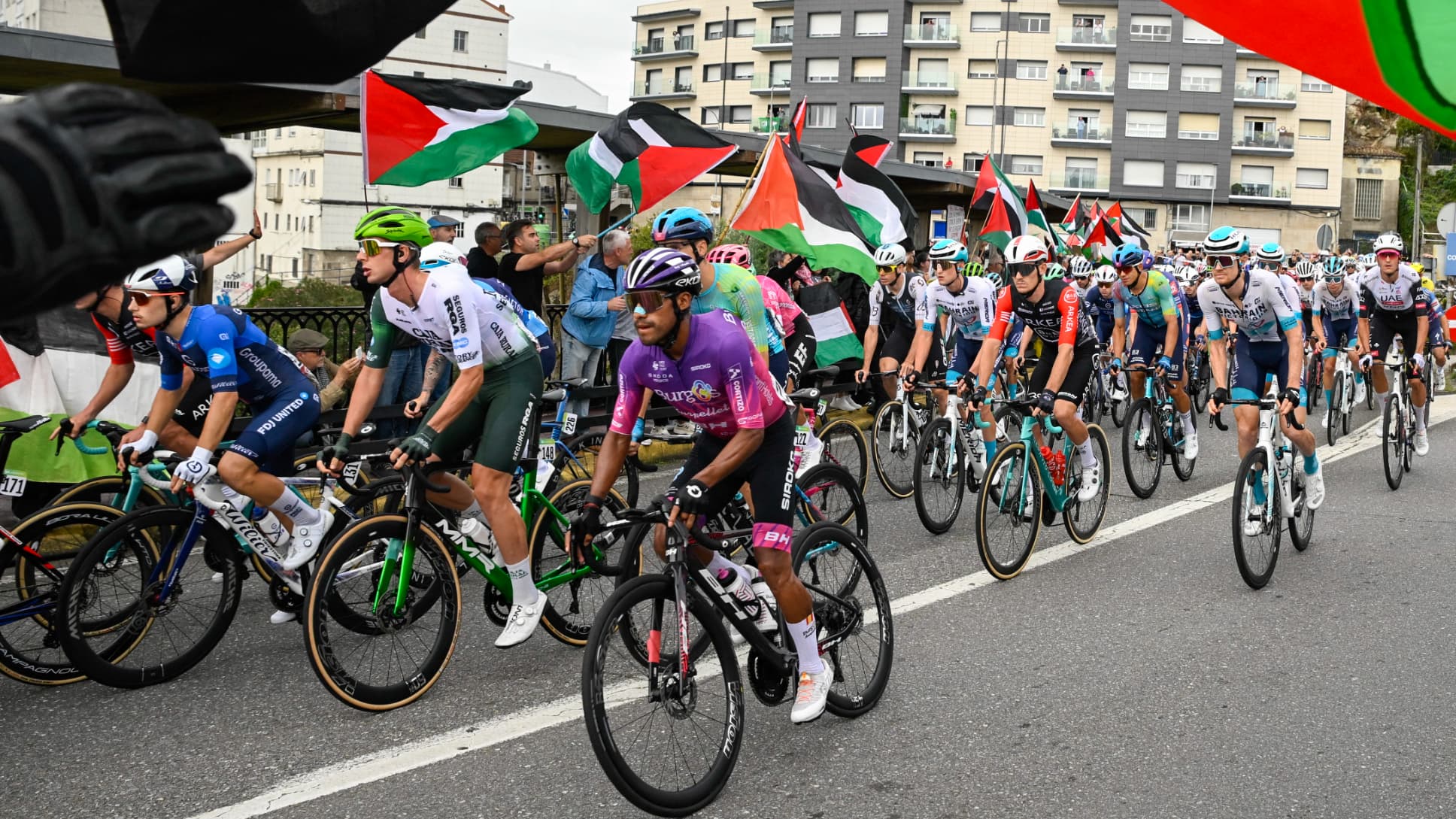 "IL N'Y A AUCUN PLAN B": LE PATRON DE VUELTA ASSURE QUE LA COURSE IRA AU BOUT MALGRÉ LES MANIFESTATIONS PRO-PALESTINE