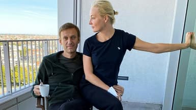 L'opposant russe Alexeï Navalny avec son épouse Ioulia, à l'hôpital de la Charité à Berlin. Photo postée sur son compte Instagram @navalny le 21 septembre 2020