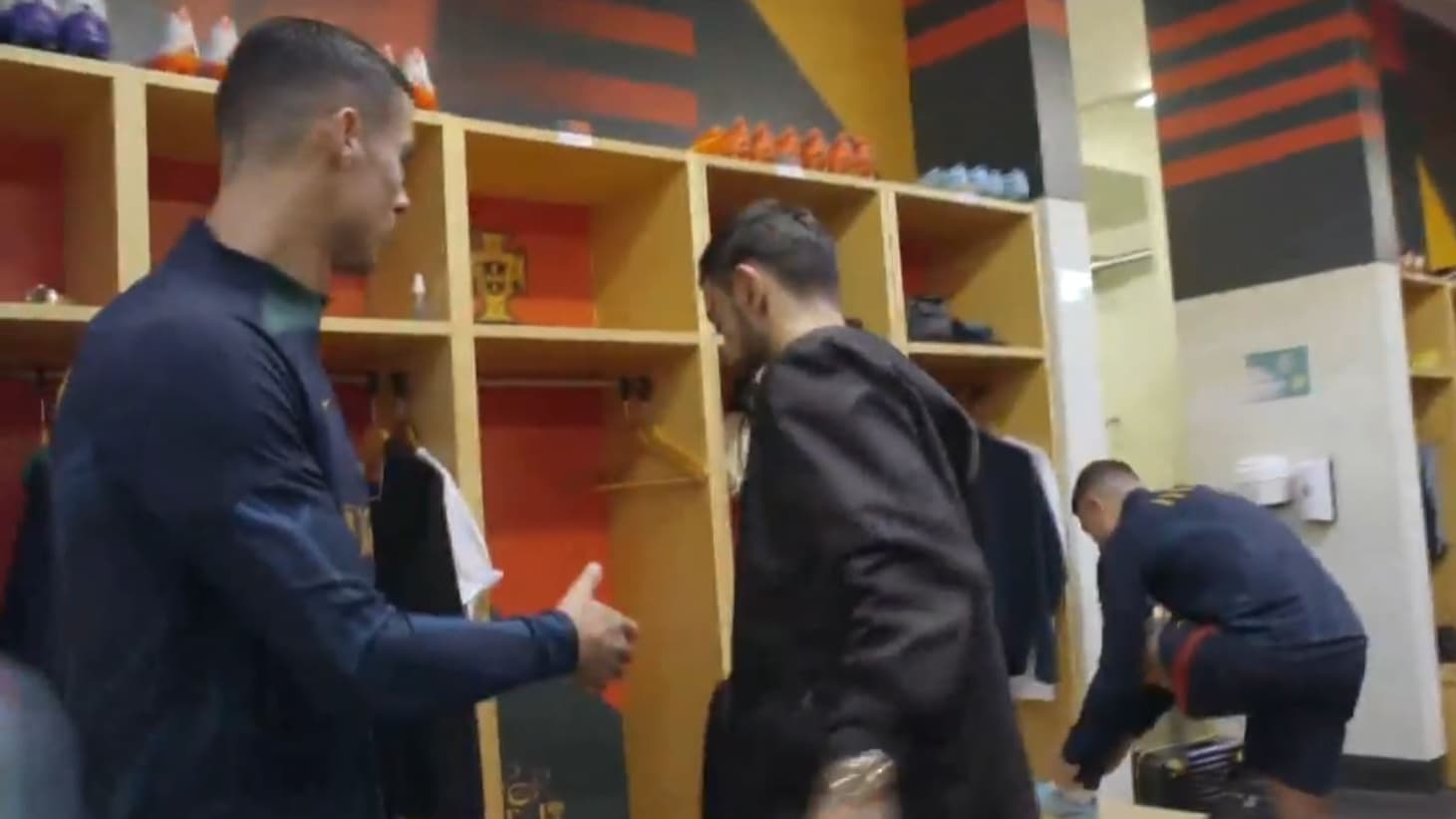 Cristiano Ronaldo tend la main à Bruno Fernandes Cristiano Ronaldo tend la main à Bruno Fernandes
