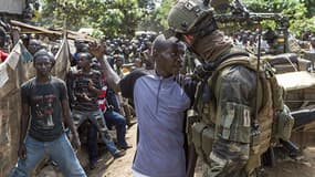 Les soldats français ont entamé lundi une délicate opération de désarmement des milices et groupes armés.