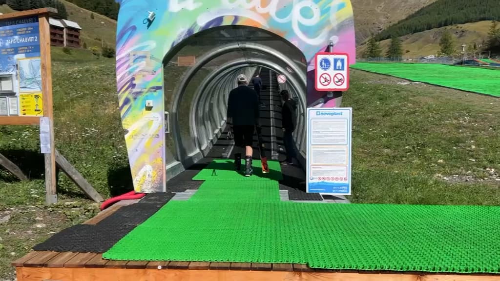 Une piste de ski en plastique a été installée cet été au Val d'Allos. Une piste de ski en plastique a été installée cet été au Val d'Allos.