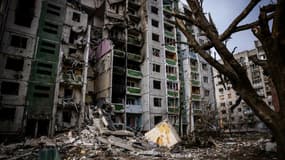 Des immeubles d'habitation endommagés par les bombardements russes à Tcherniguiv (Ukraine), le 4 mars 2022