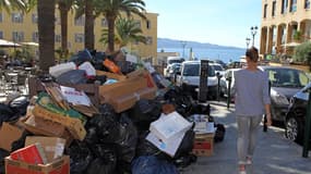 Les déchets s'amoncellent à Ajaccio.