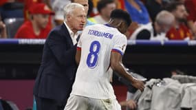 Didier Deschamps en discussion avec Aurélien Tchouaméni pendant l'Euro 2024