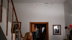 Une habitante montre le plafond de sa maison couvert de moisissures en raison du niveau d'humidité à Costa da Caparica, dans la banlieue de Lisbonne, le 9 février 2023.