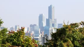 Le centre-ville de Kaohsiung, la troisième ville de Taïwan, vu depuis une montagne à Kaohsiung le 23 décembre 2025. (Photo de )