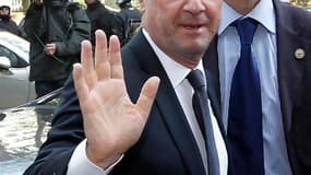 François Hollande a remporté l'élection présidentielle avec 51,62% des voix contre 48,38% pour Nicolas Sarkozy, selon les résultats définitifs pour la France entière publiés par le ministère de l'Intérieur. Le candidat socialiste a recueilli 18.000.438 vo