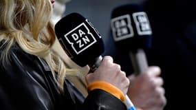 Une journaliste avec le micro de DAZN pendant un match de Serie A