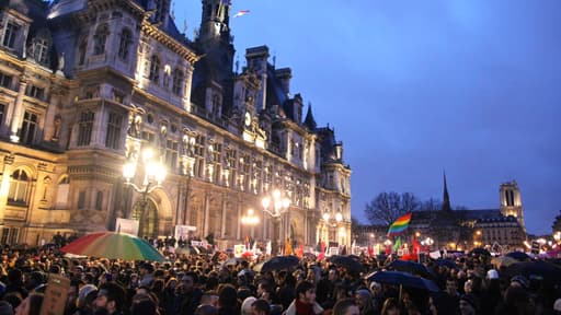 Quelque 5.000 personnes se sont rassemblées devant l'Hôtel de ville de Paris contre "l'homophobie".