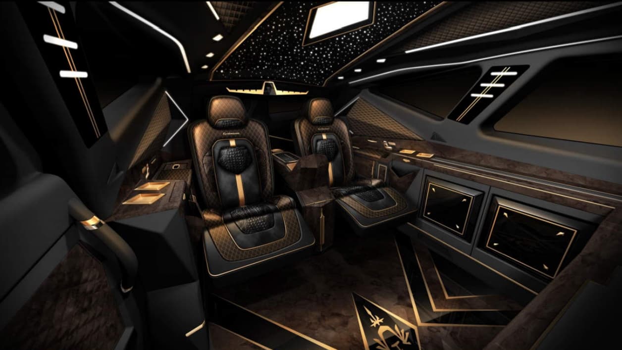 Du luxe, du toujours plus, des technologies, et même une PS4 de série, l'habitacle du Karlmann King fait plus penser à une chambre d'hôtel de luxe qu'à une voiture. Du luxe, du toujours plus, des technologies, et même une PS4 de série, l'habitacle du Karlmann King fait plus penser à une chambre d'hôtel de luxe qu'à une voiture.
