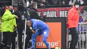 Le meneur de jeu de Marseille Dimitri Payet touché par une bouteille d'eau au moment de tirer un corner contre Lyon au Parc OL, le 21 novembre 2021 