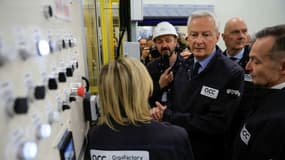 Le ministre de l'Economie Bruno Le Maire lors de sa visite de l'usine Automotive Cells Company (ACC), à Billy-Berclau dans le Pas-de-Calais, le 30 mai 2023.