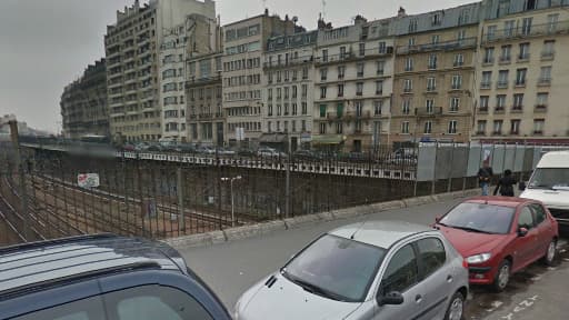 L'homme aurait sauté depuis le Pont Cardinet après avoir enjambé les grilles.