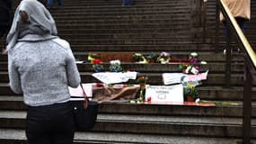 Une jeune femme se recueille devant le memorial improvisé sur la place où plusieurs centaines d’Allemandes ont été agressées durant la nuit du nouvel An.