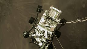 Photo fournie par la Nasa du rover Perseverance suspendu au-dessus du sol pendant son atterissage sur Mars, le 18 février 2021