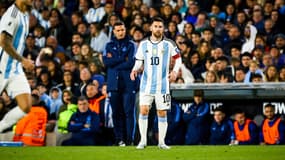 Lionel Messi devant Lionel Scaloni lors d'Argentine-Paraguay (1-0, qualif Coupe du monde 2026), le 12 octobre 2023