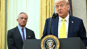 Le président américain Donald Trump s'exprime sous le regard du secrétaire à la santé et aux services sociaux Robert F. Kennedy Jr., dans le bureau ovale de la Maison Blanche à Washington, DC, le 18 avril 2025.
