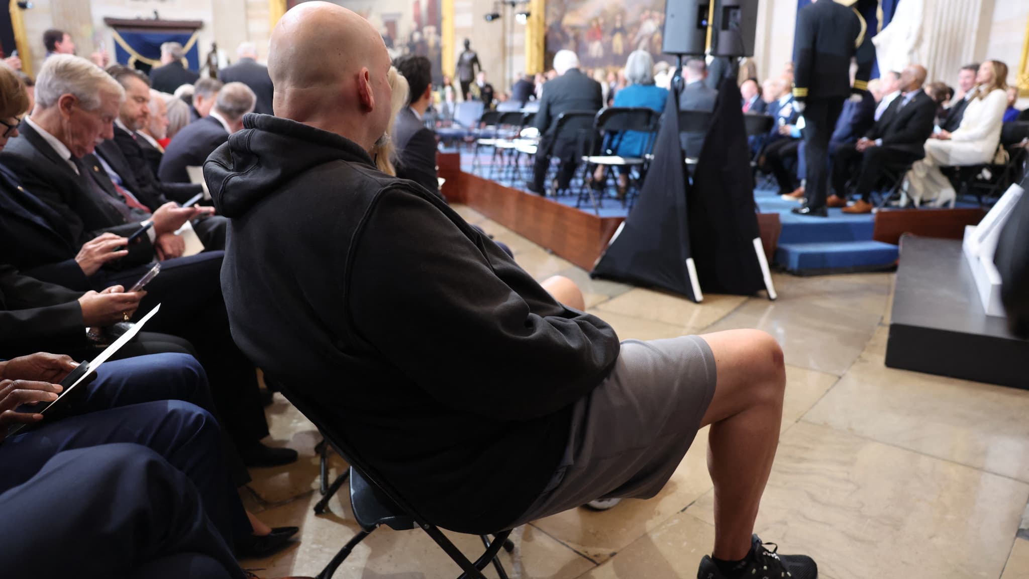 Le sénateur John Fetterman (D-PA) assiste à l'investiture de Donald J. Trump dans la rotonde du Capitole des États-Unis le 20 janvier 2025 à Washington, DC. 