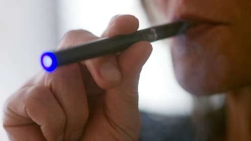 Les boutiques vont pouvoir continuer à distribuer les cigarettes électroniques.