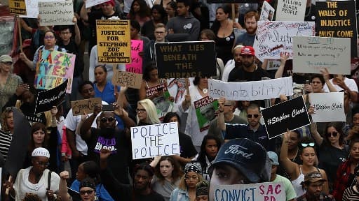 Le mouvement Black Lives Matter, slogan repris dans cette manifestation du 4 avril 2018 à Sacramento (Californie), dénonce la disproportion avec laquelle les Noirs sont tués par des policiers blancs aux Etats-Unis