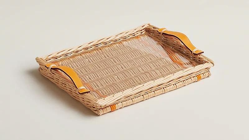 Le plateau en osier Hermès.