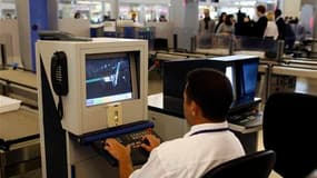 Des journalistes ont pu embarquer sur des vols en France malgré la présence d'une arme démontée en sept morceaux dans leurs bagages, dont le contenu est vérifié sur écran dans les aéroports. /Photo d'archives/REUTERS/Benoît Tessier