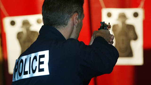Un policier en plein entraînement de tirs. (Photo d'illustration).