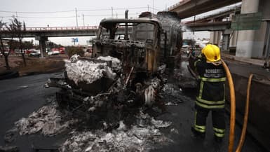 Un pompier éteignant le feu d'un camion-citerne après son explosion à Mexico (Mexique), le mercredi 10 septembre 2025.