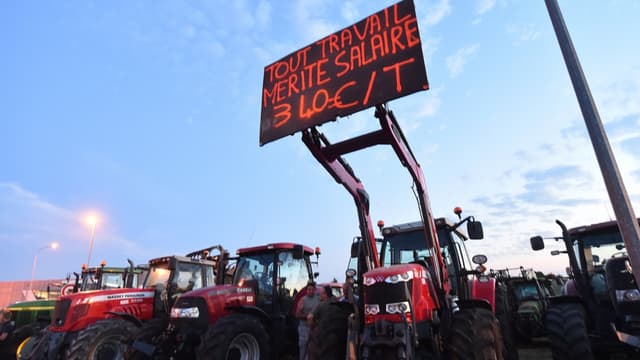 Les manifestants à Laval promettant "de poursuivre" le blocus de l'usine du géant laitier entamé lundi.