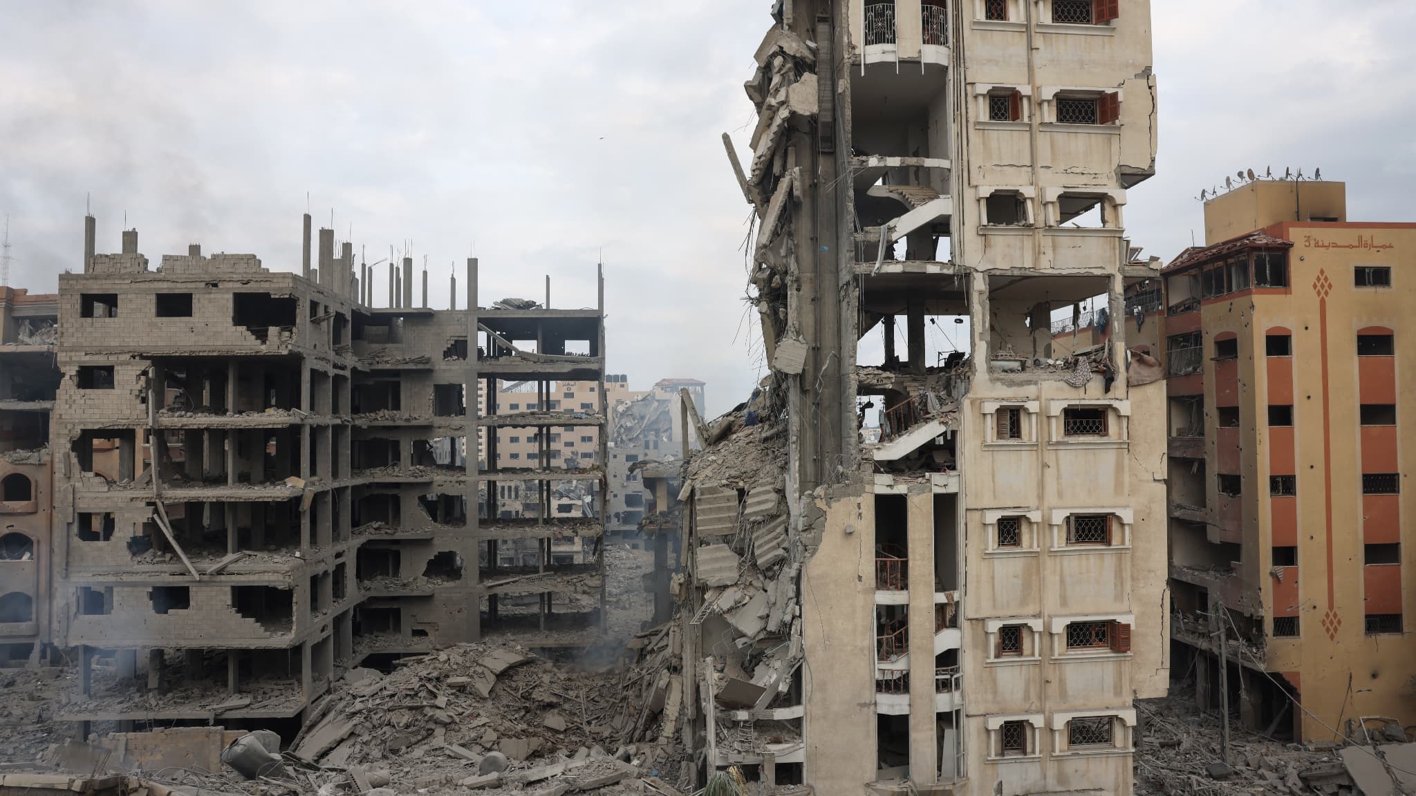 Des destructions causées par les frappes aériennes israéliennes dans le quartier al-Rimal de la ville de Gaza, le 10 octobre 2023.