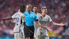 Les joueurs du Real pestent contre l'arbitre Alberola Rojas lors de leur défaite sur le terrain de l'Atlético (3-1, 6e journée de Liga), le 24 septembre 2023