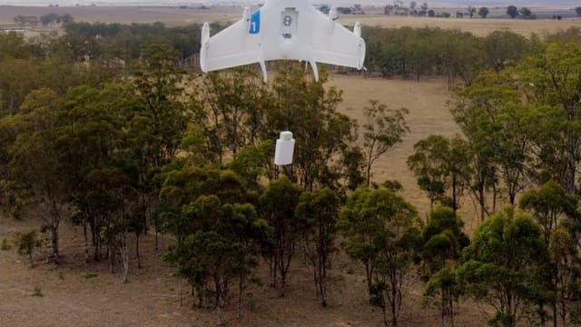 L'un des drones de Google au beau milieu d'une livraison, au moment de "déposer" le colis.