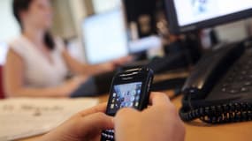 L'utilisation du smartphone pendant les réunions est pointée du doigt par les salariés. 