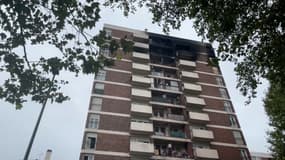 La façade de l'immeuble incendié le 19 août situé dans la cité Maurice-Thorez à L'Île-Saint-Denis (Seine-Saint-Denis).