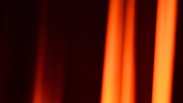 Emmanuel Macron critique le plan de sauvetage d'Alstom par le gouvernement.