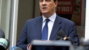 Le député socialiste Jean-Christophe Cambadélis apporte son soutien à Dominique Strauss-Kahn lors d'une d'une déclaration solennelle devant le siège du PS, à Paris. Le Parti socialiste entend garder le cap dans la tourmente provoquée par l'inculpation du
