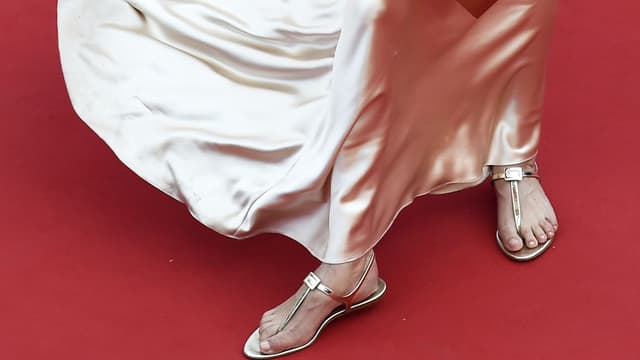 Inès de la Fressange n'avait pas de talons hauts non plus, sur le tapis rouge du Festival de Cannes, le 15 mai 2015.