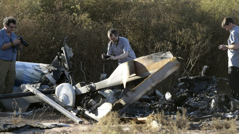 Trois experts du Bureau enquête analyse (BEA) enquête sur les lieux du crash des deux hélicoptères en Argentine