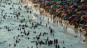 Vue aérienne de personnes profitant de la plage de Recreio dos Bandeirantes au milieu d'une vague de chaleur à Rio de Janeiro, au Brésil, prise le 17 mars 2024.