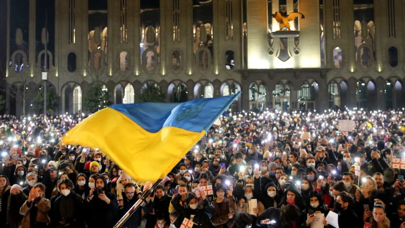 Des manifestants en Géorgie en soutien à l'Ukraine face à la Russie le 25 février 