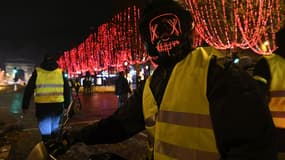 Un casseur masqué sur les Champs-Elysées le 24 novembre 2018
