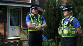 Des policiers montent la garde devant une propriété résidentielle à Cardiff, dans le sud du Pays de Galles, le 19 juin 2017 (photo d'illustration). 