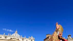 Benoît XVI a célébré la messe solennelle du dimanche des Rameaux, qui marque le début du marathon de la Semaine pascale, en prévenant les fidèles que les hommes paieront le prix de leur orgueil s'ils pensent que la technologie peut se substituer au divin.